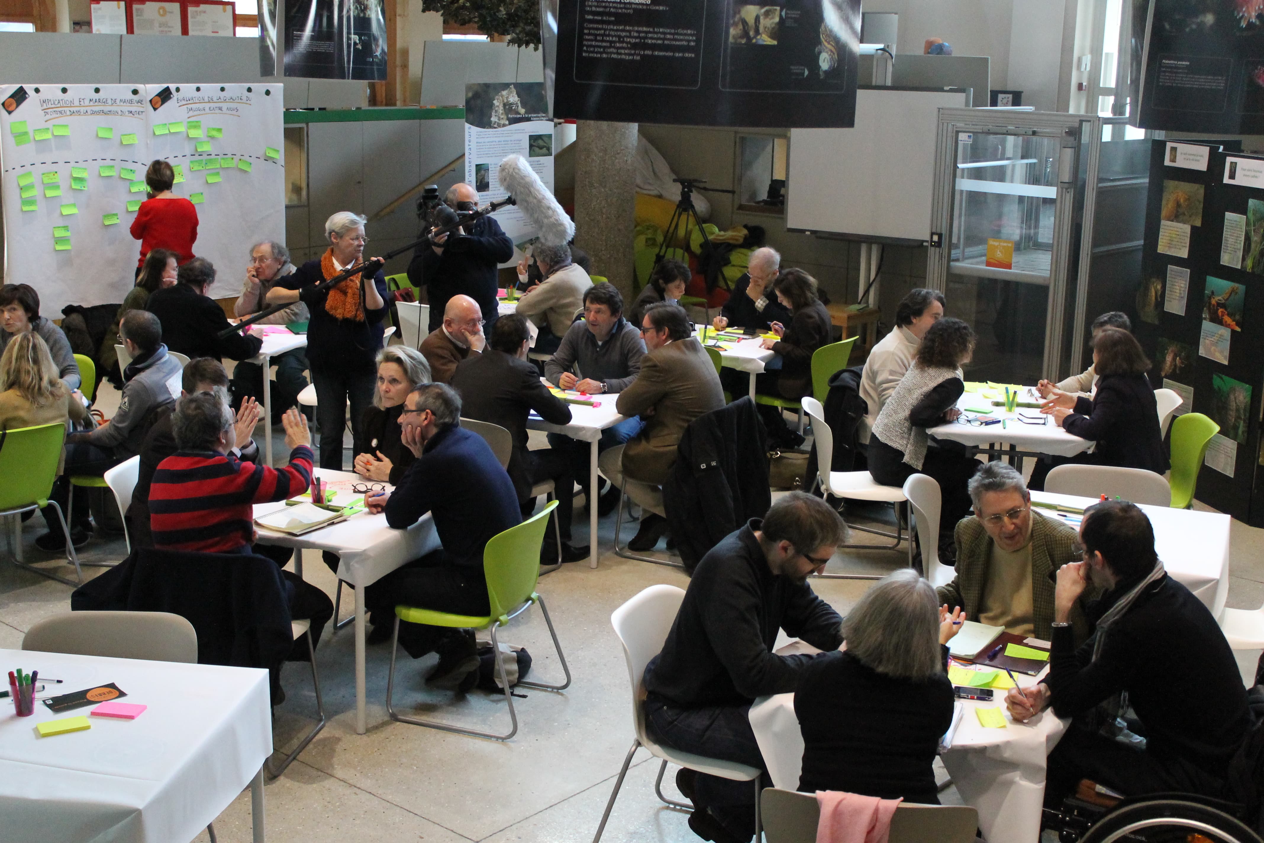 L'image montre une séquence de facilitation de l'intelligence collective sous forme de World Café conçu pour la mairie de Bordeaux